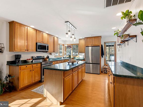 3rd image of 1596 River Rd