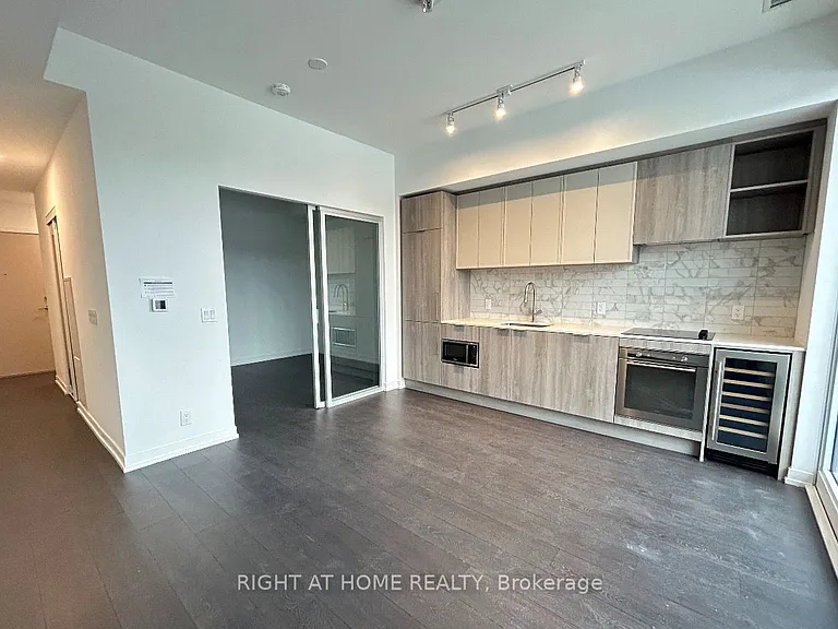 2020 Bathurst St #812 — Photo 11