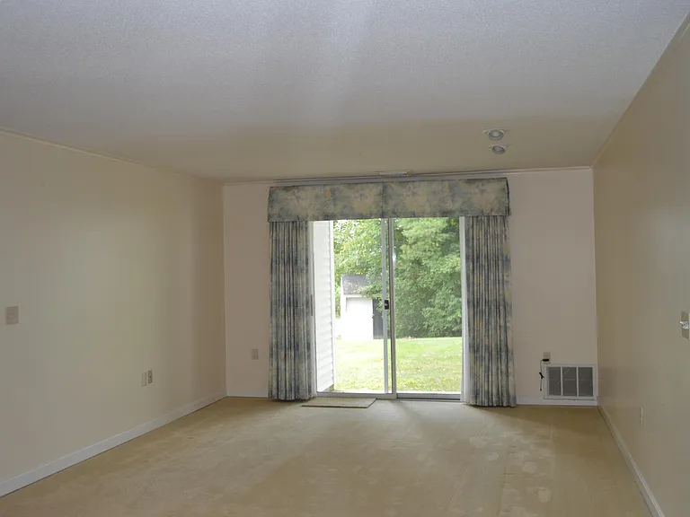 22 Windsor Ct #E — Photo 2