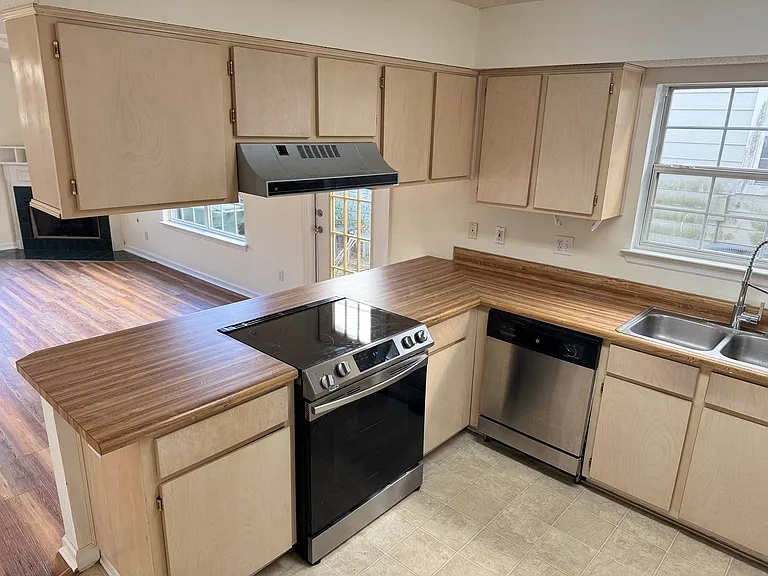 2511 Golden Park Ln — Photo 8