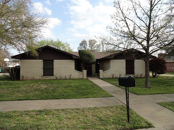 1st image of 109 Goliad St