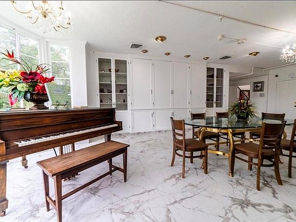 2nd image of 204 W Dallas St