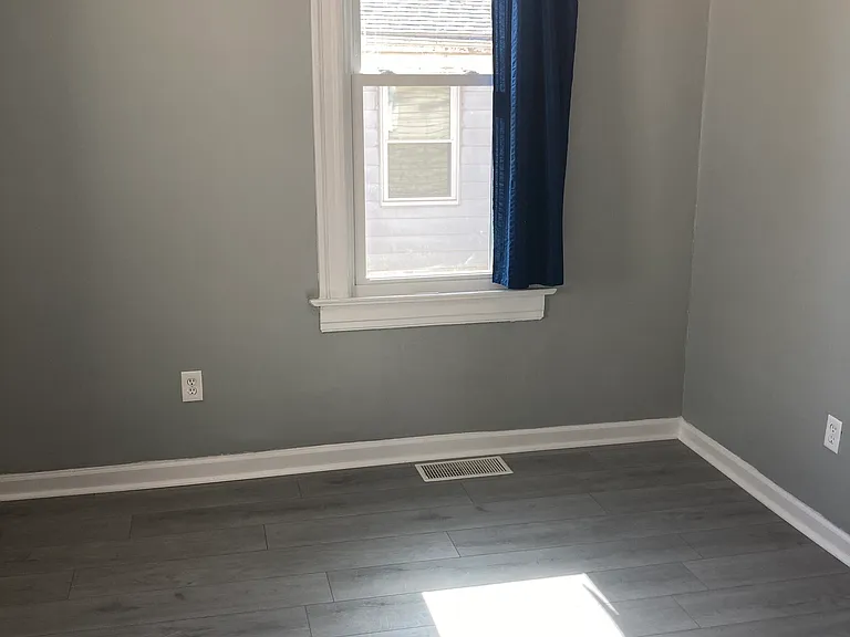 8 N Indiana Ave — Photo 16