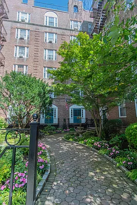 Rented by Rhona Realty | media 16