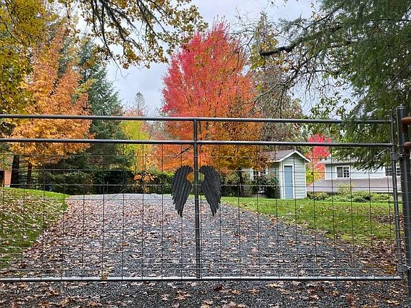 4th image of 916 Ferry Rd