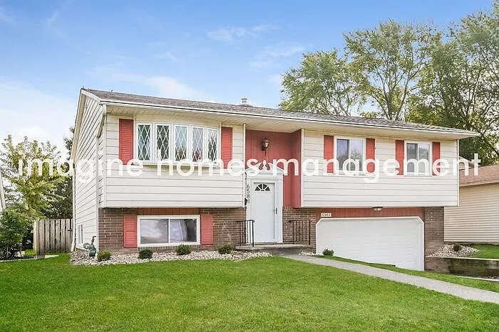 3 bed, 2.0 bath, 1736 sqft, $2,795 — Photo 2