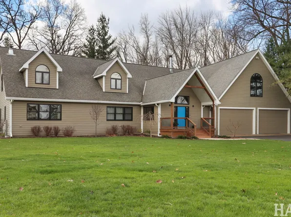 4321 Lakewood Rd, McHenry, IL 60050