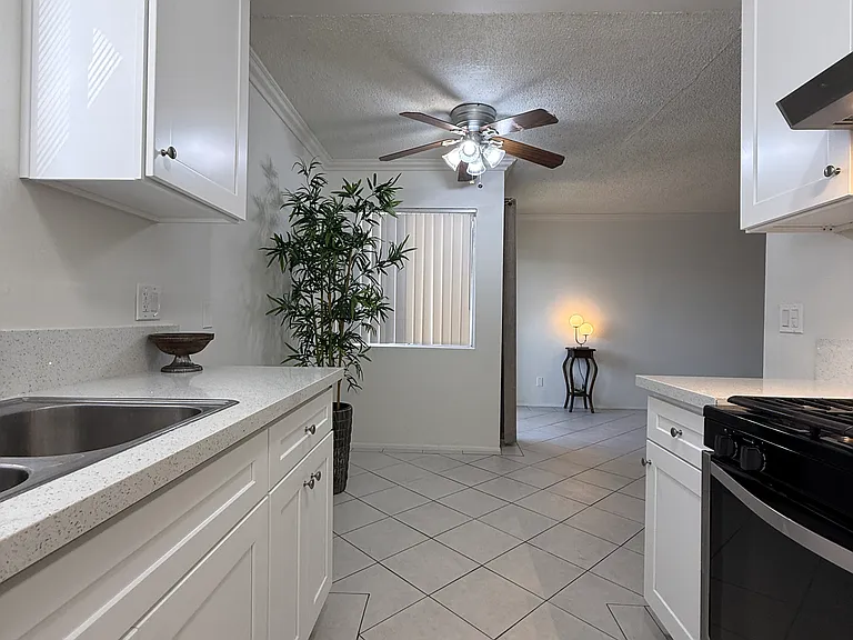 1001 Cherry Ave #205 — Photo 4