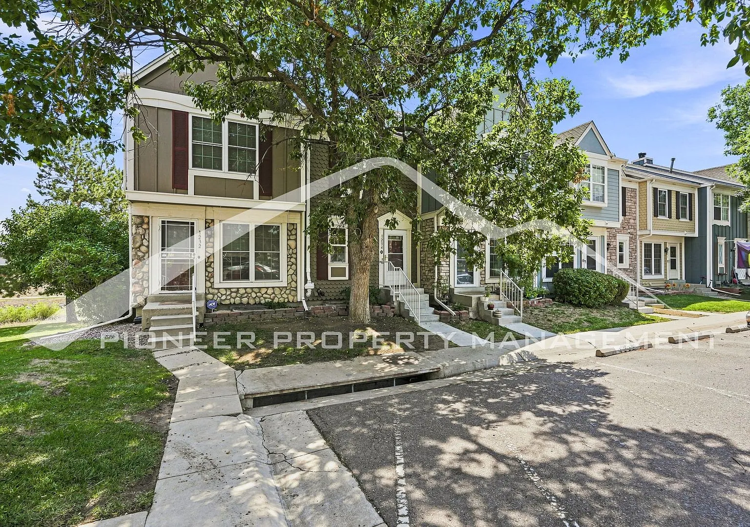 Spacious Townhome in Aurora with AC and Patio! — Photo 1