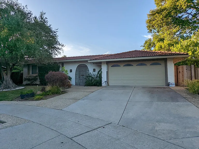 21523 Conradia Ct — Photo 1