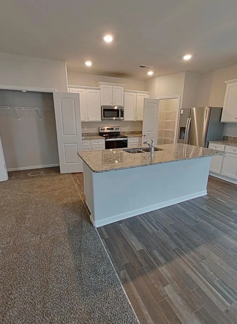 3 bed, 2.5 bath, 1800 sqft, $2,100 — Photo 2