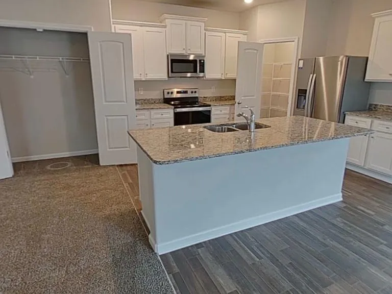 2221 Lanza Dr — Photo 2