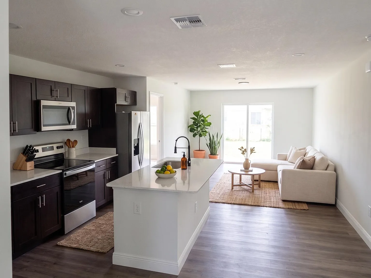 3 bed, 2.0 bath, 122 sqft, $1,594 — Photo 2