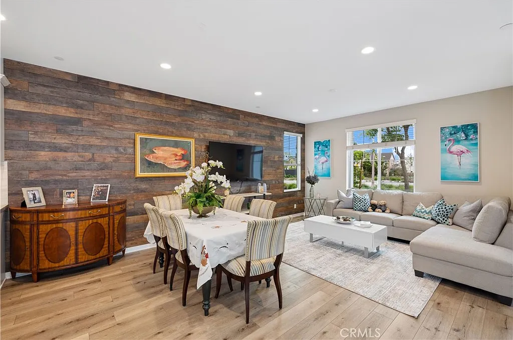 3 bed, 2.5 bath, 1656 sqft, $5,300 — Photo 3