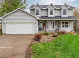 308 E Brownlie Ln, Long Grove, IA 52756