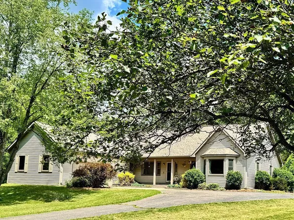 1171 Waterside Ln, Brighton, MI 48114