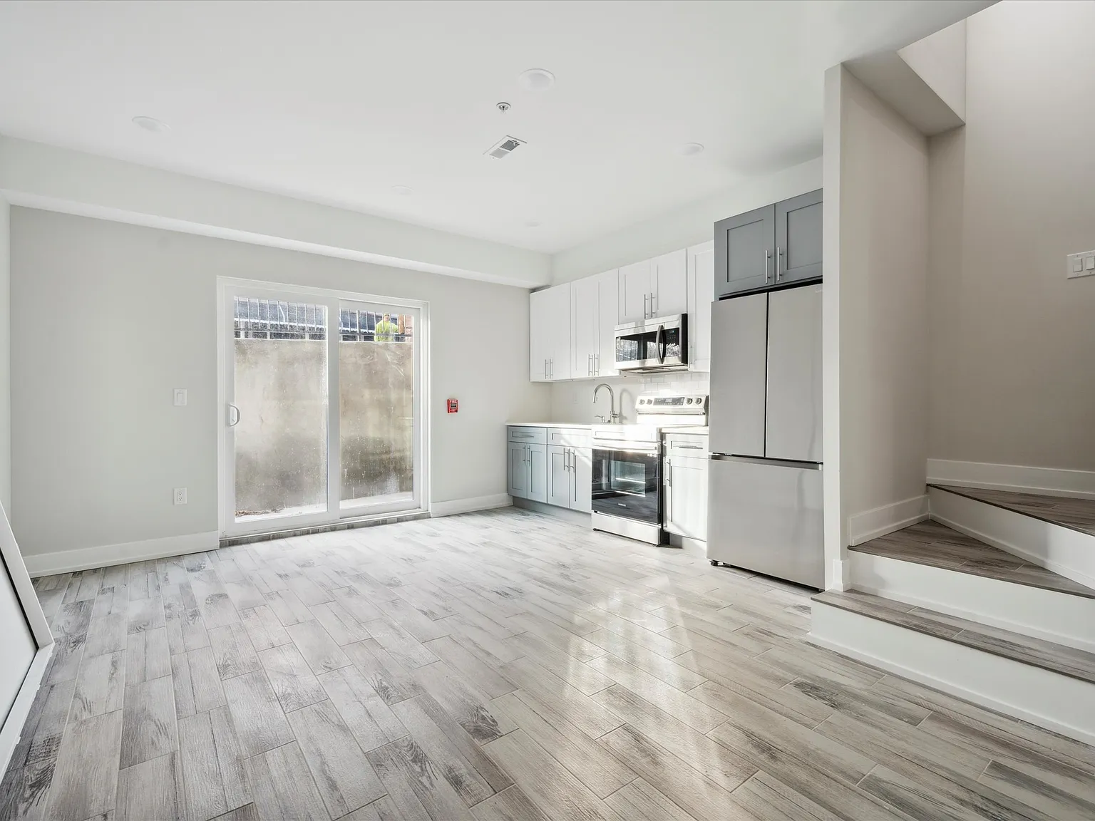 2 bed, 800 sqft, $1,600 — Photo 3