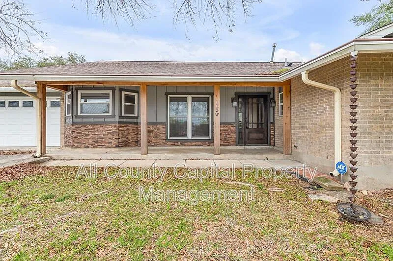 3 bed, 2.0 bath, 1838 sqft, $2,095 — Photo 3