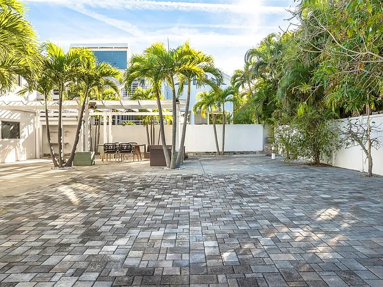 2710 Hibiscus Dr W — Photo 12