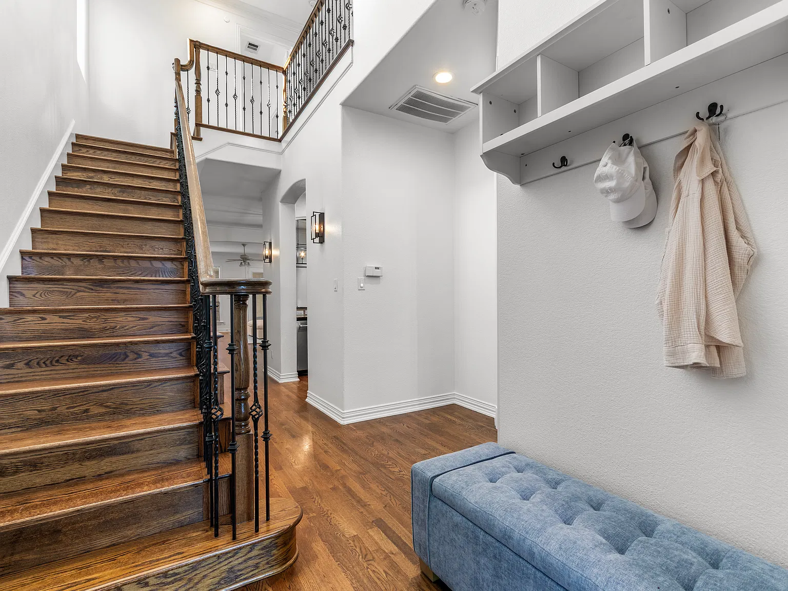 3 bed, 2.5 bath, 2360 sqft, $5,000 — Photo 4