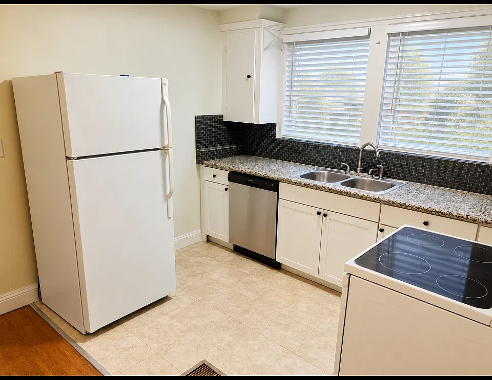 2350 Oak Street — Photo 3