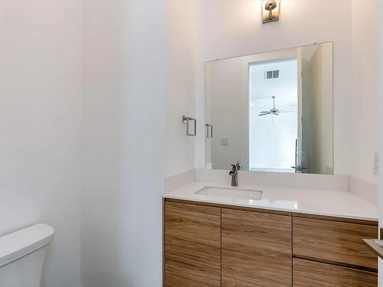645 W 16th St — Photo 13
