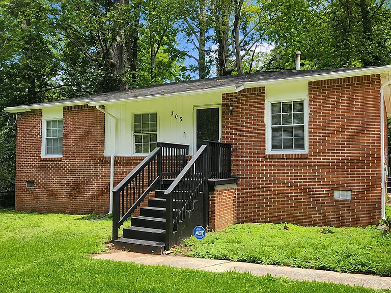 305 Banberry Dr SE — Photo 2