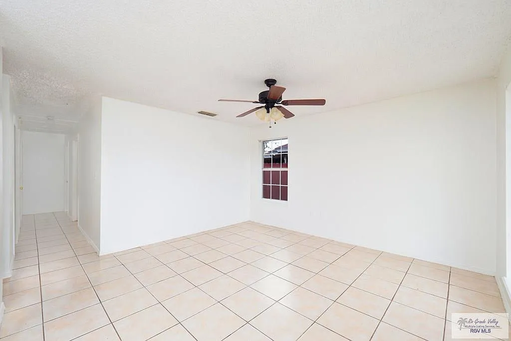 3 bed, 2.0 bath, 1040 sqft, $1,400 — Photo 3