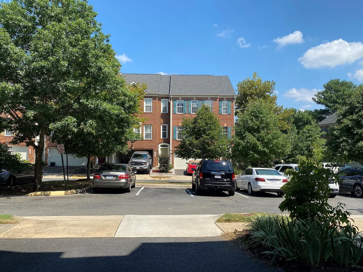 3 bed, 3.5 bath, 1956 sqft, $3,700 — Photo 3