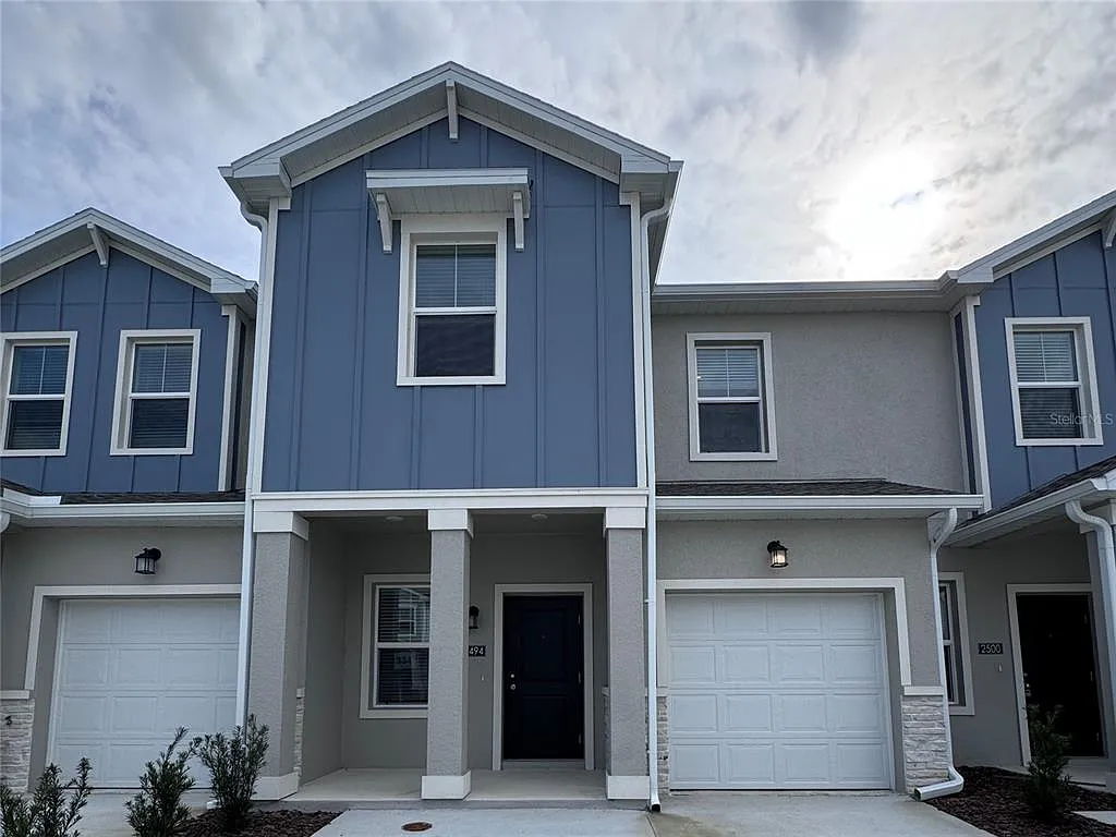 3 bed, 2.5 bath, 1834 sqft, $1,900 — Photo 1