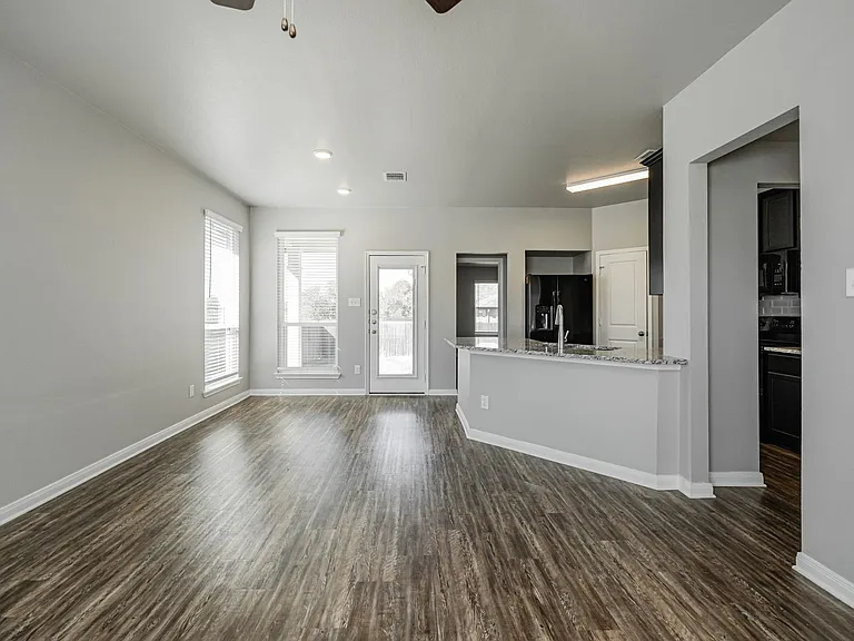 525 Fallbrook Dr — Photo 5
