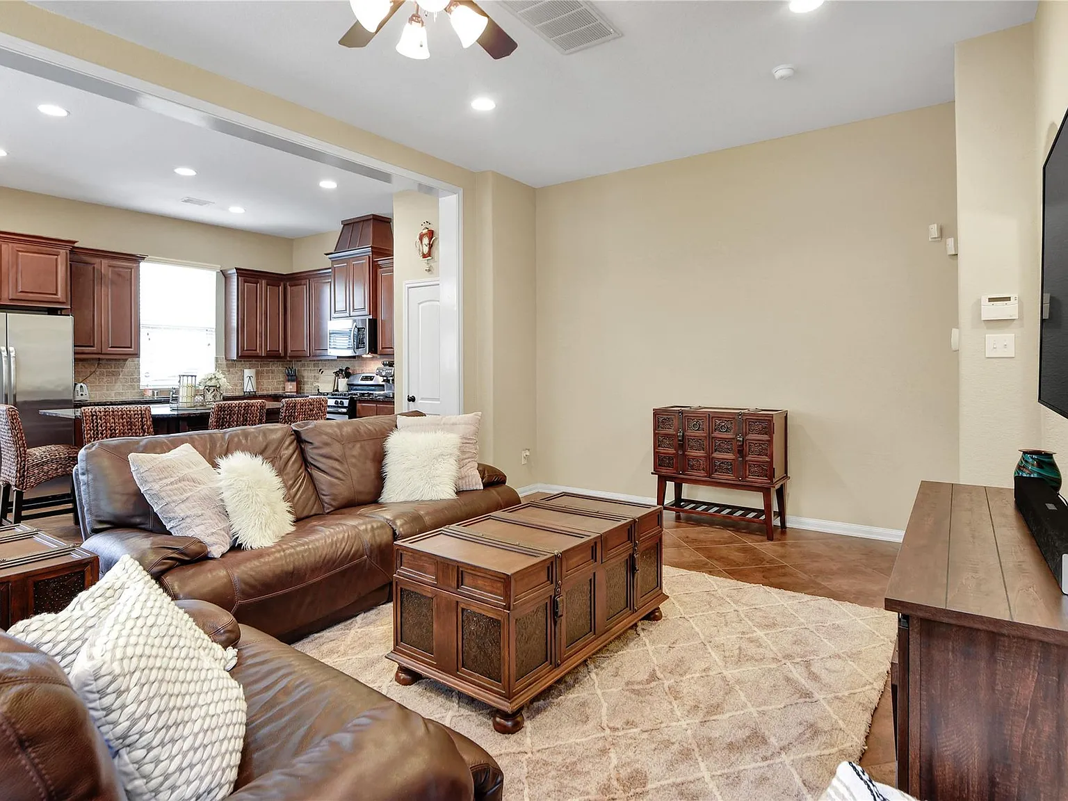 3 bed, 2.5 bath, 1949 sqft, $2,500 — Photo 4