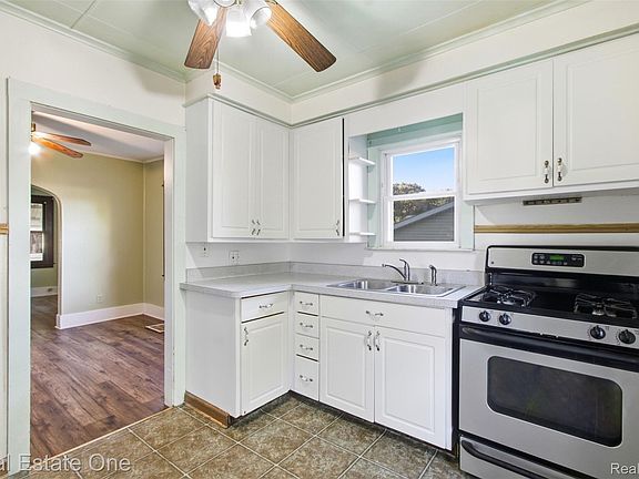 5th image of 952 Emerson Ave