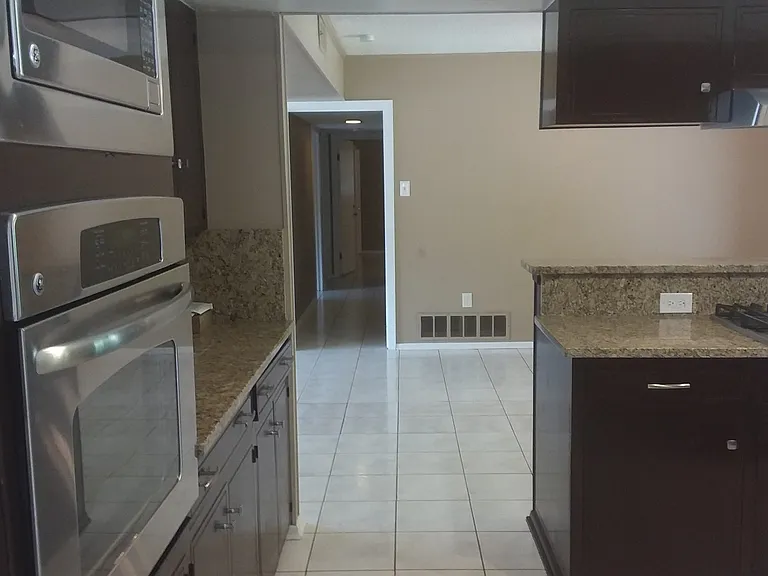 121 Riviera Dr — Photo 9