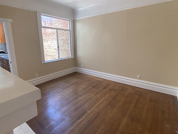 4th image of 917 Cole St APT 3