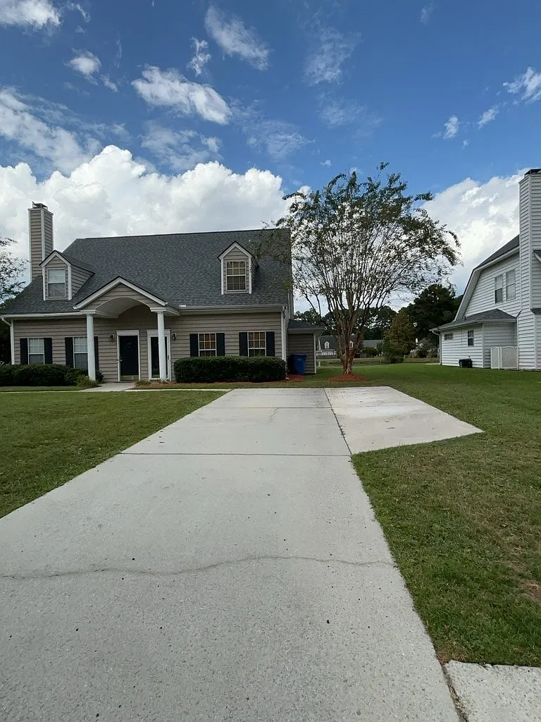 3 bed, 2.0 bath, 1396 sqft, $1,995 — Photo 1