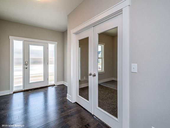 3rd image of 300 NE Prairie Wolf Dr