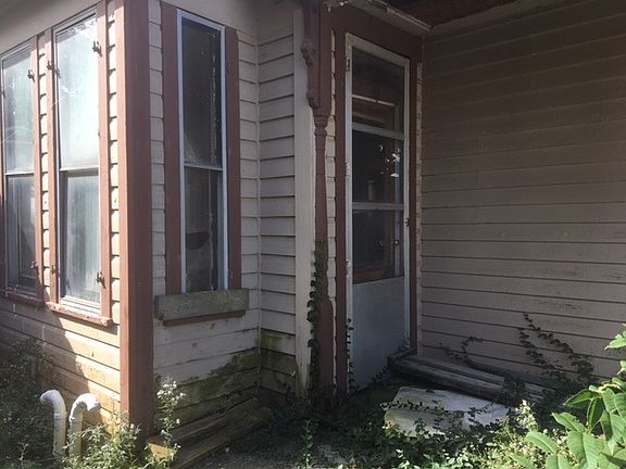 3rd image of 438 W Main St