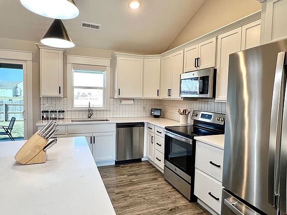 4th image of 4912 Plumthicket Dr