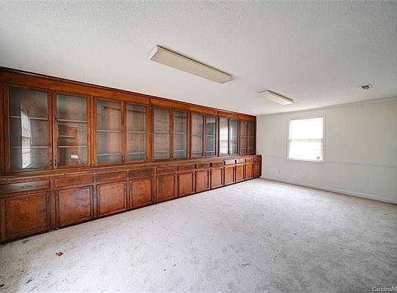 4th image of 914 Mallotte Ln