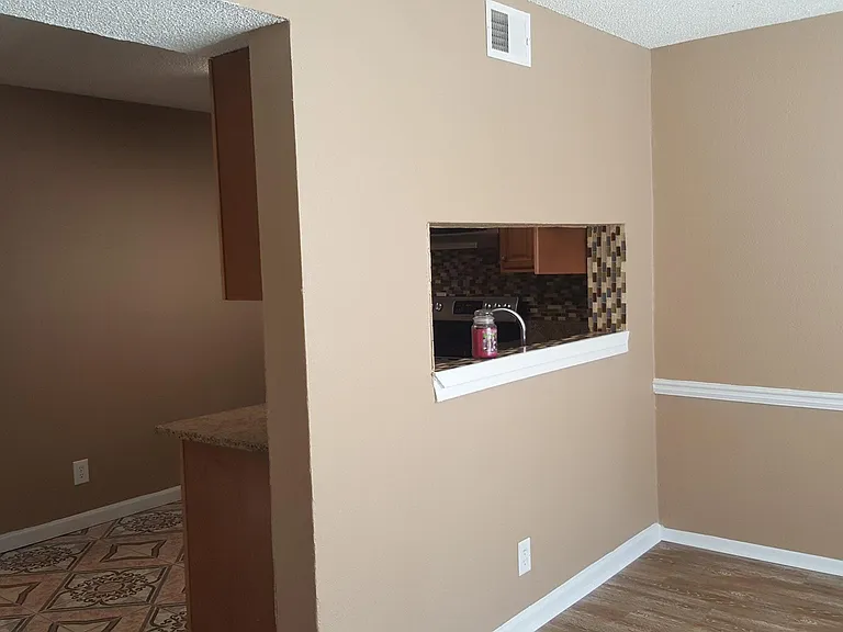 712 Seasons Pkwy — Photo 3