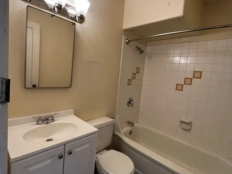 Eugene Manor Apartments — Photo 7