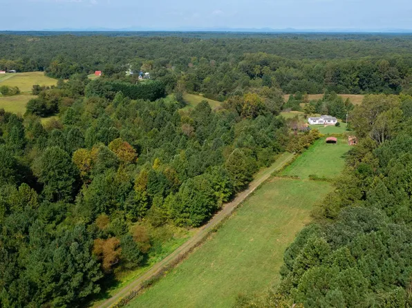 271 Boatwright Ln, New Canton, VA 23123