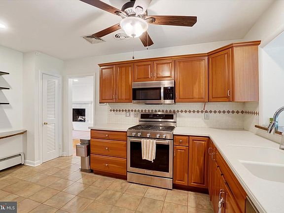 5th image of 790 Spring Ln