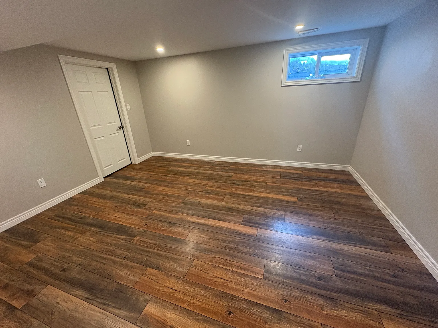Spacious and Bright 2 Bedroom With Parking East Mountain — Photo 4