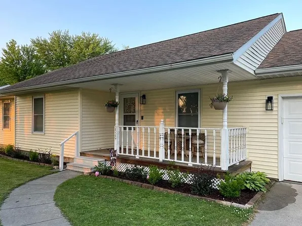 2520 E Lake Shore Dr, Taylorville, IL 62568