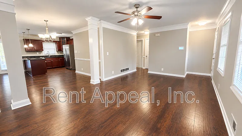 3 bed, 2.0 bath, 1467 sqft, $1,800 — Photo 3