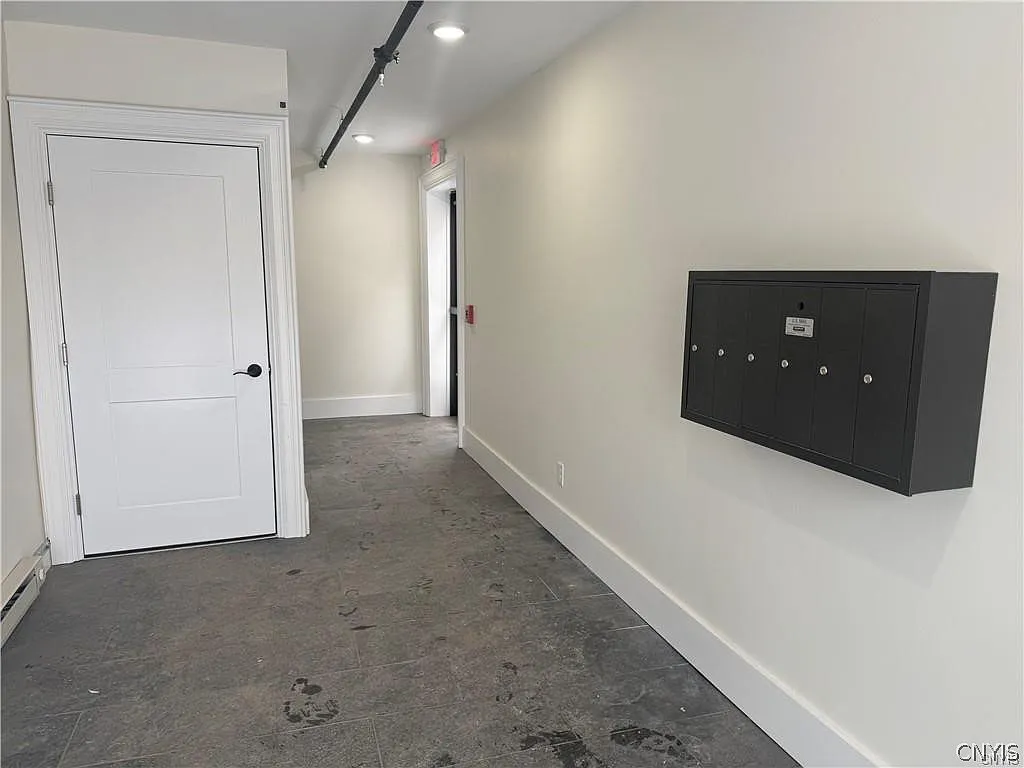 3 bed, 1.0 bath, 1200 sqft, $1,775 — Photo 2