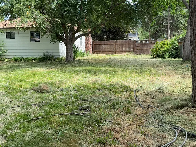 2225 S Division Ave — Photo 16