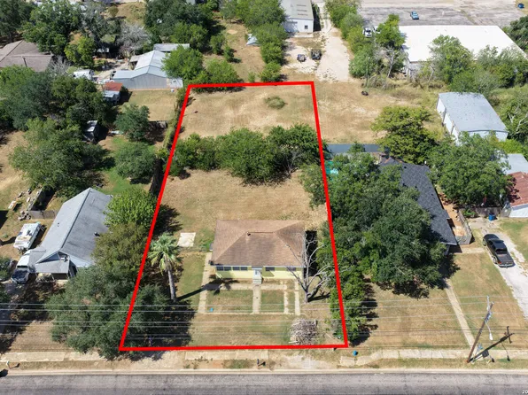 925 4TH ST, Floresville, TX 78114